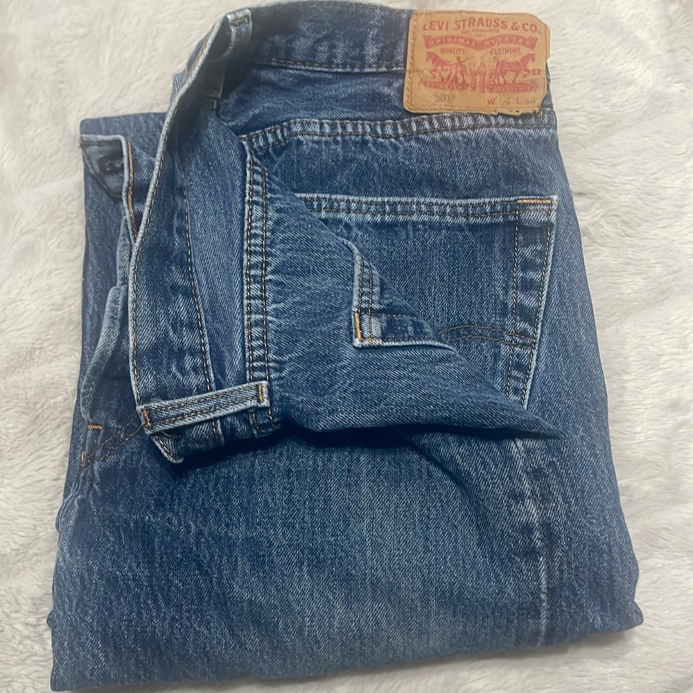 Men’s Levi 501 brand. Sz 34x34 button fly jeans.